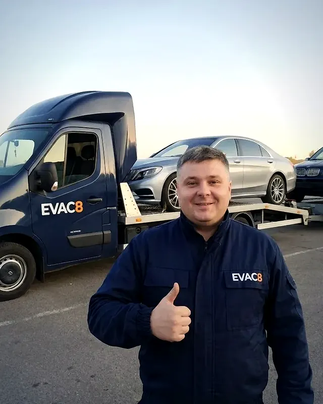 Анатолій біля свого евакуатора з авто на платформі, евакуатор Одеса Дніпро